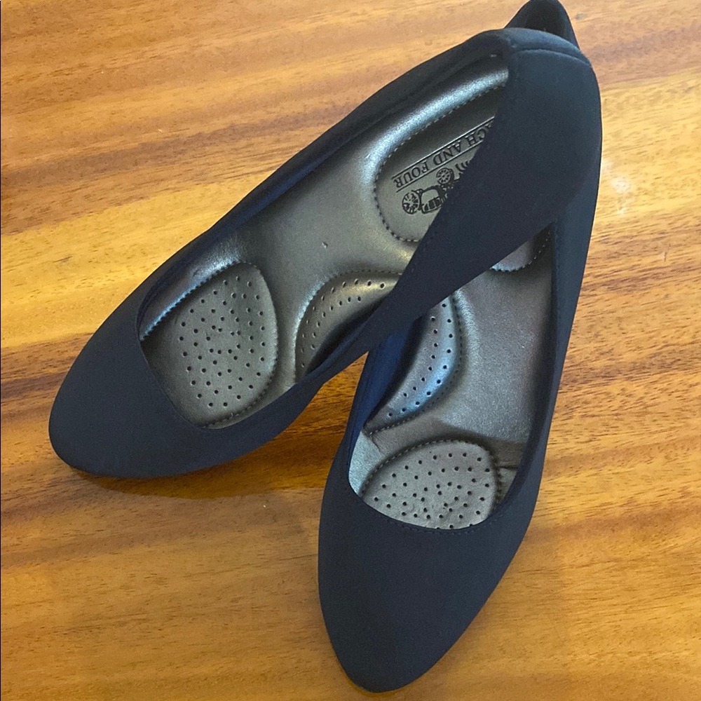 Coach and Four Black Minimalist 2” Heels 👠 BNWOT Size 6